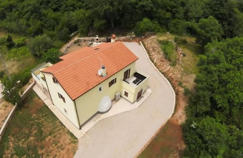 Risika House | Quaint holiday home in Risika with hot tub