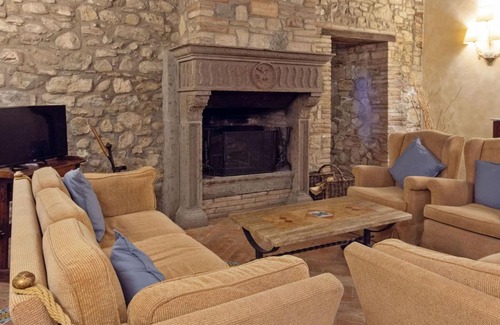 Canalicchio House | Quaint Holiday Home in Collazzone with Sauna & Whirlpool