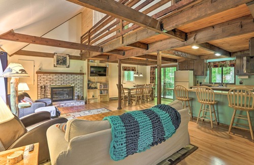 Pocono Lake Cottage | Quaint Lake Cottage w/Pool + Beach Access!