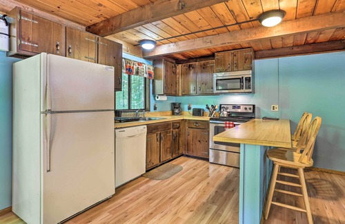 Pocono Lake Cottage | Quaint Lake Cottage w/Pool + Beach Access!