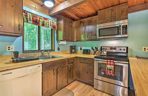 Pocono Lake Cottage | Quaint Lake Cottage w/Pool + Beach Access!
