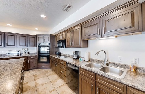 Laketown House | Quaint lakefront home with serene views and private beach access