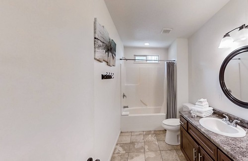 Laketown House | Quaint lakefront home with serene views and private beach access