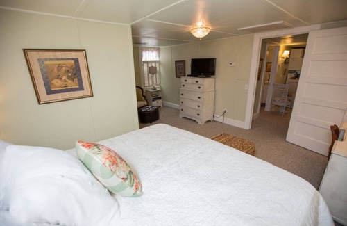 Historic Downtown Manteo Cottage | Quaint Loft in the Heart of old town Manteo, Roanoke island, OBX