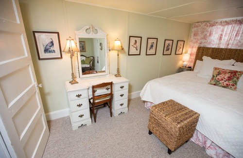 Historic Downtown Manteo Cottage | Quaint Loft in the Heart of old town Manteo, Roanoke island, OBX