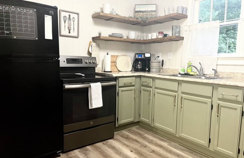 Bremen Cottage | Quaint, PET-FRIENDLY cottage in downtown Bremen-games for the fam/full kitchen