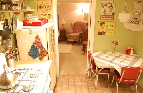 Laurelhurst Apartment | Quaint private cottage apt. in highly desirable area, close to everything