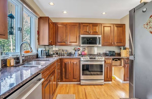 West Hartford Condo | Quaint Quechee Lakes Condo - walk to Lake Pinneo & the Clubhouse!