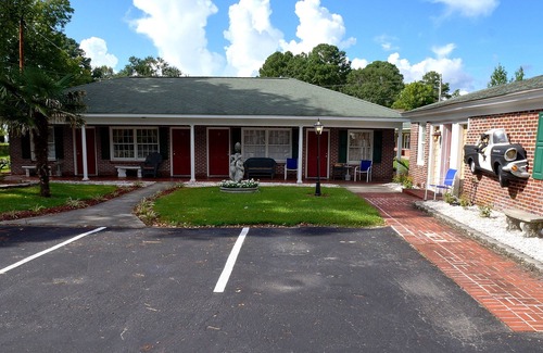 New Bern Apartment | Quaint & Quirky- 5 Minutes to Downtown