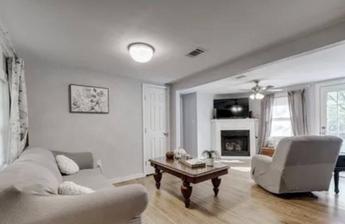 Conway House | Quaint remodeled home close to local colleges, parks, shopping, dining, hospital