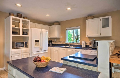 Brookings Cabin | Quaint Riverside Reprieve w/Kayaks + Floats!