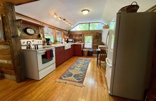 Fairview Cabin | Quaint, Romantic Mountain Antique Log Cabin near Asheville!