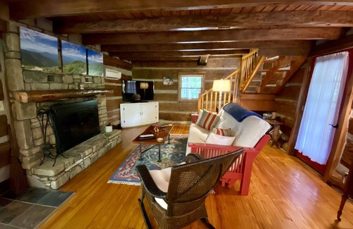 Fairview Cabin | Quaint, Romantic Mountain Antique Log Cabin near Asheville!