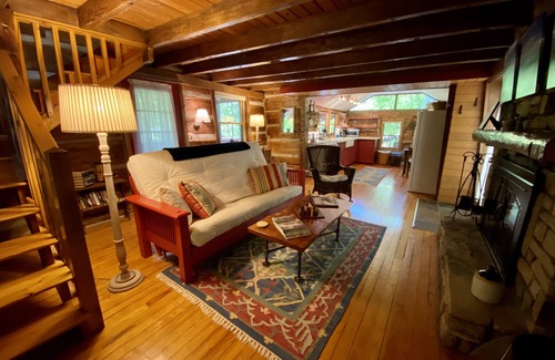 Fairview Cabin | Quaint, Romantic Mountain Antique Log Cabin near Asheville!