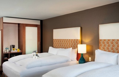 University District Hotel | Quaint Seattle Room with Tropical Flair & Treats| 2 Family Ready Rooms