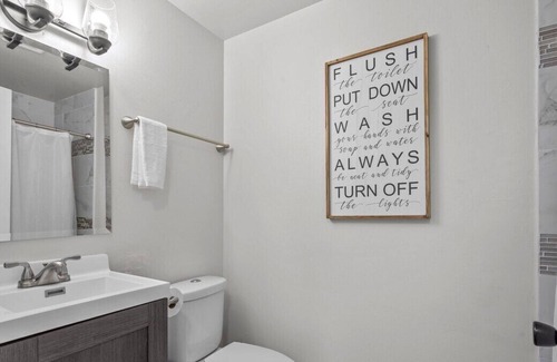 De Pere House | Quaint Twindo in East Depere! On Site Parking.