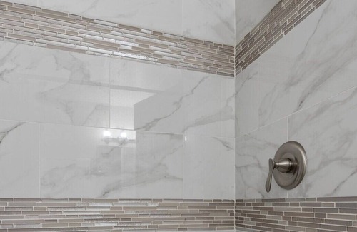 De Pere House | Quaint Twindo in East Depere! On Site Parking.