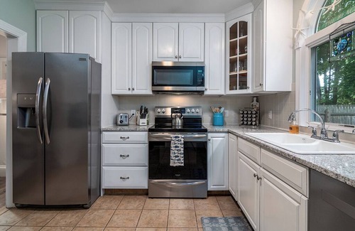 Wakefield-Peacedale House | Quaint/updated. Downtown Wakefield/shops/bike path. Narragansett Beaches 3 mi.