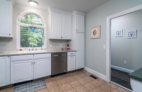 Wakefield-Peacedale House | Quaint/updated. Downtown Wakefield/shops/bike path. Narragansett Beaches 3 mi.
