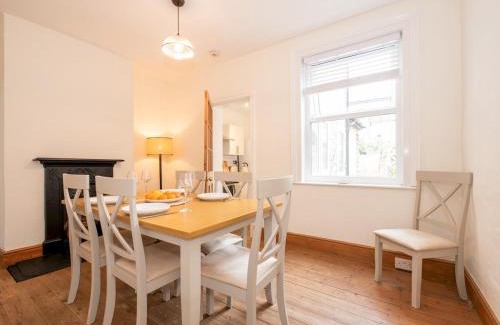 Fulwell and Hampton Hill House | Quaint Victorian Cottage great transport to London Pass The Keys