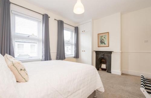 Fulwell and Hampton Hill House | Quaint Victorian Cottage great transport to London Pass The Keys