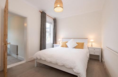 Fulwell and Hampton Hill House | Quaint Victorian Cottage great transport to London Pass The Keys