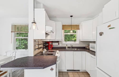 Mont-Tremblant Village House | Quaint Vieux Village - 5 min to slopes! VIP Parking Pass