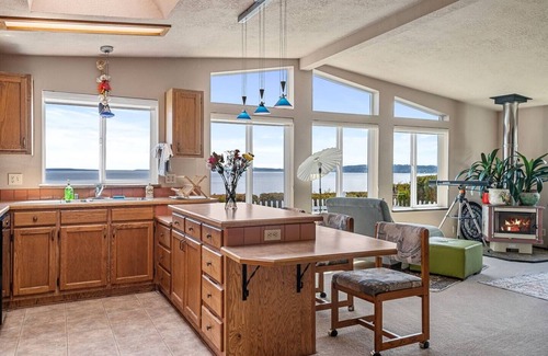 Kingston House | Quaint Waterfront stay on Puget Sound
