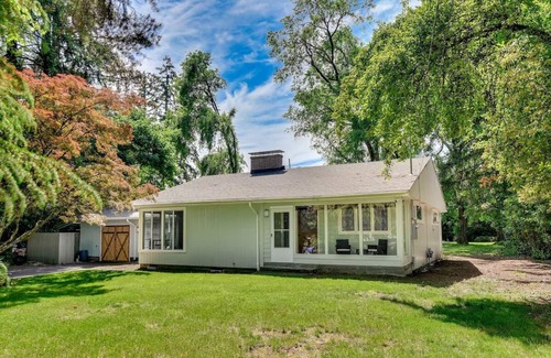 West Slope House | Quaint yet Modern 2-bedroom house with privacy in Beaverton