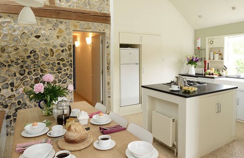 Haveringland House | Quaker Barn is a 5* family and dog-friendly cottage in rural North Norfolk