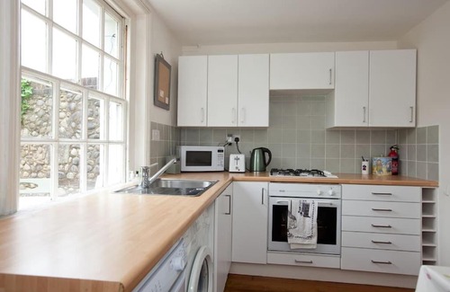Arundel House | Quaker Cottage in historic Arundel