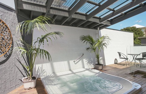 Ocean Grove House | QUALITY ACCOMMODATION ONLY 200M FROM BEACH & TOWN CENTRE! - 82A Orton Street