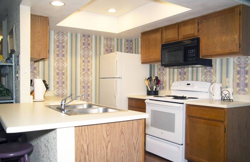 Pinetop Villa | Quality Hill Resort Villa, sleeps six, private deck with barbecue, garage