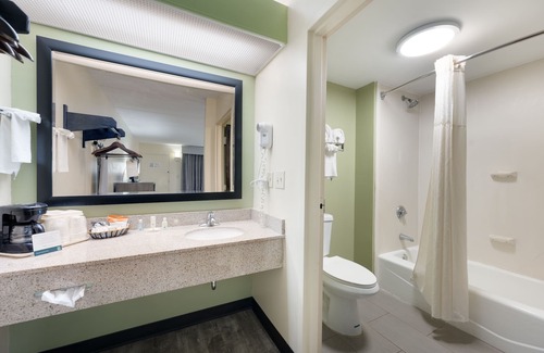 Irondale Hotel | Quality Inn Airport - Southeast