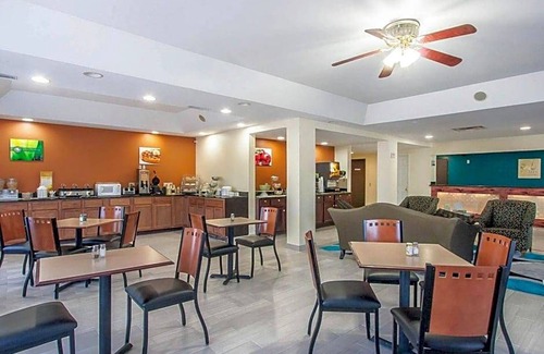 Hickman Hotel | Quality Inn And Suites Centerv