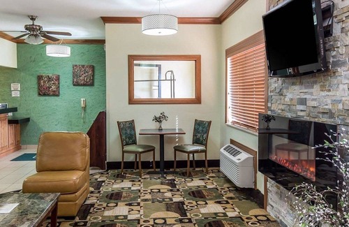 Cedar Rapids Hotel | Quality Inn at Collins Road - Cedar Rapids