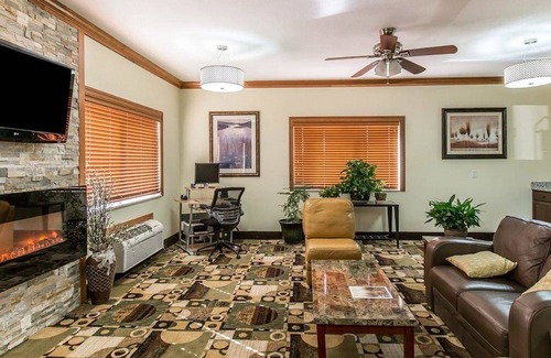Cedar Rapids Hotel | Quality Inn at Collins Road - Cedar Rapids
