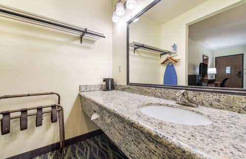 East Lake Hills Hotel | Quality Inn Bellevue