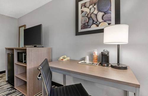 Chesterton Hotel | Quality Inn Chesterton near Indiana Dunes National Park I-94
