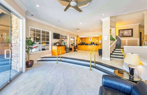 Downtown Victoria Hotel | Quality Inn Downtown Inner Harbour