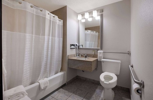 Canton Hotel | Quality Inn Hall of Fame