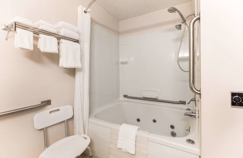 Petoskey Hotel | Quality Inn Petoskey-Harbor Springs