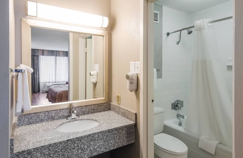 Roanoke Hotel | Quality Inn Roanoke Airport