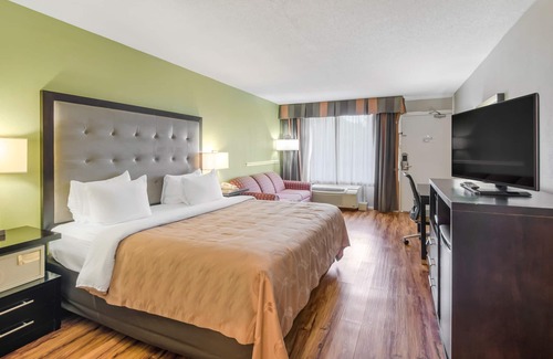 Roanoke Hotel | Quality Inn Roanoke Airport