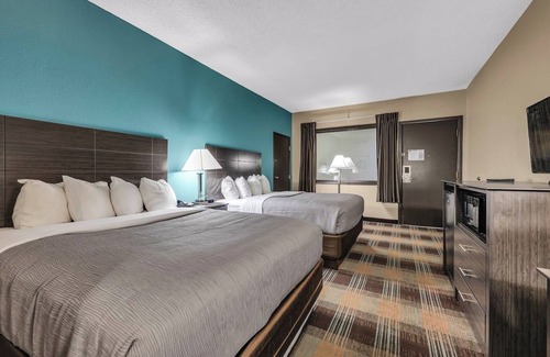 Roseville Hotel | Quality Inn Roseville-Detroit North