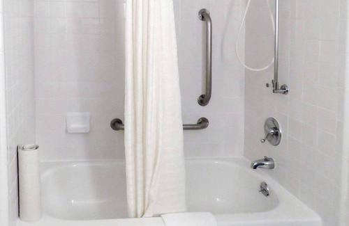 Silver Lake Hotel | Quality Inn & Suites Everett