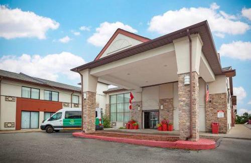 Northeast Mississauga Hotel | Quality Inn & Suites 5585 Ambler Drive Mississauga Ontario