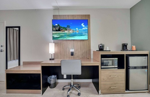 Hollywood Hills Hotel | Quality Inn & Suites Airport/Cruise Port Hollywood