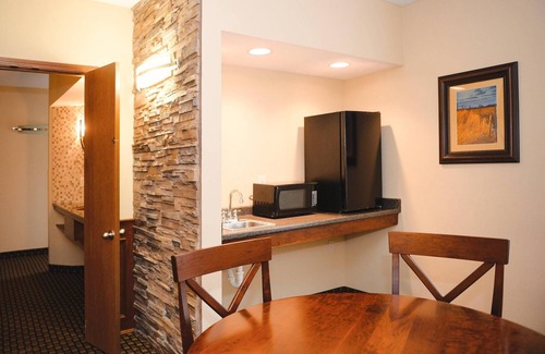 Ames Hotel | Quality Inn & Suites Ames Conference Center Near ISU Campus