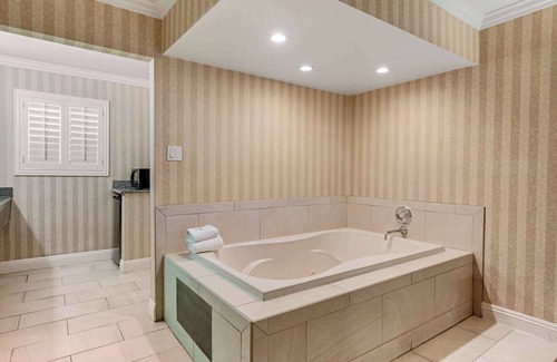 Southwest Anaheim Hotel | Quality Inn & Suites Anaheim Maingate